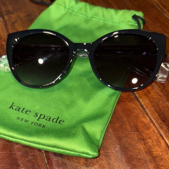 Kate Spade Black Sunglasses with Green Pouch - Picture 4 of 4